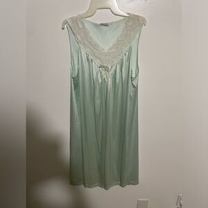 Vintage Vanity Fair  Mint Green Sleeveless Long Nightgown Size M Floral Lace